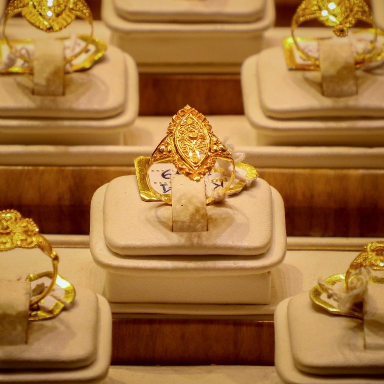 Sammlungenankauf Goldene Ringe auf Schmuckkästchen präsentiert, mit detaillierten Designs.