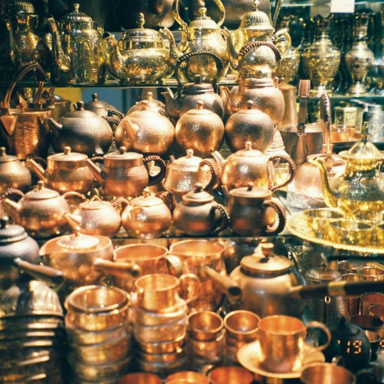 Weltkriegsrelikte Verschiedene Kupferwaren und Geschirr in einem Marktstand.